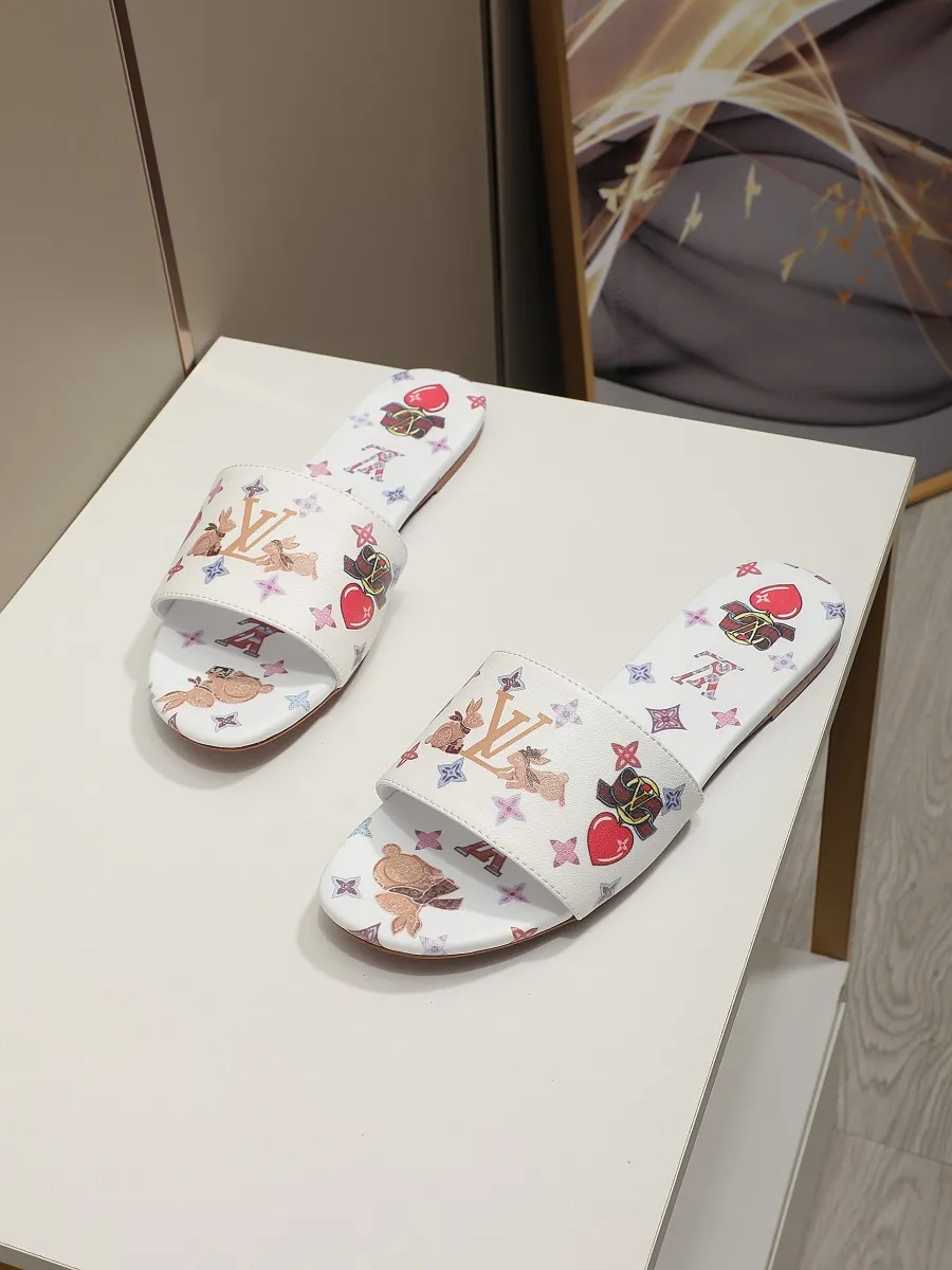 👟👟Ex-factory price 320👟👟 LV’s new flat-low flip-flops, 5D printed jade rabbit pattern, cowhide surface and sheepskin lining, genuine leather bottom imported from Italy, size 35-41